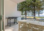 Location vacances  Granite Island - Breeze 2 Beach Front Apartment Prime Location-4