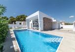 Location vacances  Alicante - Villa Coral, chic coastal design, saltwater pool - by Oyoostays-1
