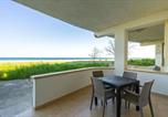 Location vacances  Province de Crotone - Beachfront apartment with exclusive access-1
