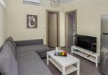 Location vacances Γάζιον - Cozy 1-Bedroom Boutique Apartment with a Patio-2