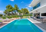 Location vacances Stobreč - Stylish 5-bedroom villa Aride with pool, sea views-3