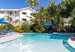 Location vacances Port Douglas - Beach Retreat Chic: Poolside on the Esplanade-4
