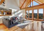 Location vacances Upper Lake - Expansive retreat with ridge top views & hot tub-1