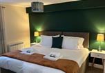 Location vacances Stroud - Orange Lilly in Stroud with Free Parking-2