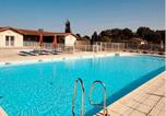 Location vacances  Deux-Sèvres - Attractive villa with swimming pool in Les Forges, cleaning included-1