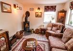 Location vacances  Gare de Kidderminster - Station Masters Cottage-3