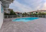 Location vacances Salles - Appartement charmant avec piscine au 1er étage, proche centre et lac, 4 personnes - Fr-1-521-265-3