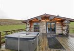 Location vacances Upper Sapey - Douglas Cabin at Salford Court Farm Fishing Cabins-1