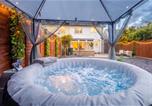Location vacances Cambridge - Luxury 2br Cambridge House | Hot Tub & Pool Table-1