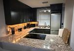 Location vacances Vancouver - Extra Spacious with a King Bed Sauna Pool & Jacuzzi-4