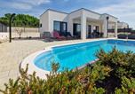 Location vacances Posedarje - Amazing Home In Posedarje With Private Swimming Pool, Can Be Inside Or Outside-1