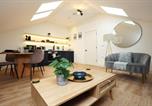 Location vacances  Gare de Swansea - The Skylight King Apartment-1
