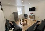 Location vacances  Gare de Walsall - Florence House - 3 Twin Bedroom House 3 Showers 2 Ensuites Plus Walk-in Wetroom Garden Fast Wi-Fi J1-M5 on Doorstep Weekly Stays ok Contractor Accommodation Another Best-in-Class-3