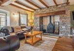 Location vacances Blaenhonddan - Charming 3-Bed Cottage in Rural Wales-1