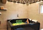 Location vacances  Ain - Studio avec jacuzzi privatif - 6 pers. - Api-1-52-1964-3