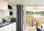 Location vacances  Ain - Mobil-home avec Terrasse, 4 Couchages, 2 Chambres - Api-1-52-1413-2