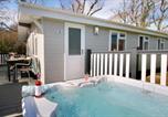 Location vacances  Royaume-Uni - 2 Bedroom Superior Lodge with Hot Tub-1