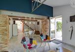 Location vacances  Loire - Gîte confort à Balbigny : 2 chambres, terrasse, jeux, équipements modernes, charges incluses - Fr-1-496-282-4