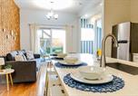 Location vacances Newport - Jennifer's Stylish Apt Private Deck Backyard Oasis-1