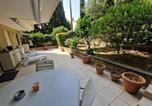 Location vacances Cavalaire-sur-Mer - Charmant T2 avec grande terrasse en centre-ville - Fr-1-100-362-1