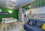 Location vacances  Province de Brescia - Green family Apartment with private box parking Desenzanoloft Official Partner Homes & Villas by Marriott Bonvoy-2
