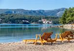 Location vacances  Plaine de Stari Grad - Apartments Lada-1