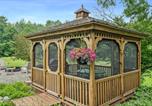 Location vacances  Quechee Gorge - Log Cabin Fireplace Upper Valley - Wooded Chalet-2