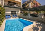 Location vacances Podstrana - Family-friendly apartments with swimming pool Podstrana - Split - 7539-1