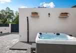 Location vacances Sukošan - Elegant Villa with Jacuzzi in Suko an-3