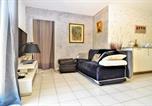 Location vacances Courthézon - Lovely Apartment In Orange With Kitchen-3