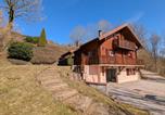 Location vacances Saulxures-sur-Moselotte - Chalet confortable avec 4 chambres, cheminée, grand terrain, proche pistes et lac - Fr-1-589-107-1