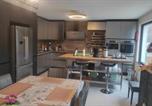 Location vacances Dinant - Charming Riverside House with Jacuzzi and Gym-4