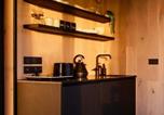 Location vacances Llanfihangel Ysgeifiog - Luxury Mirrored Cabin with Sauna & Plunge Pool-3