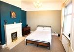 Location vacances  Gare de Solihull - Large Bungalow - 3 Beds 2 Baths - Very Large Enclosed Garden - Dogs Stay Free-1
