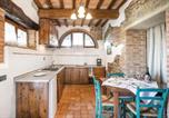 Location vacances  Province de Pise - Lovely Apartment In Prato Dera Pi-3