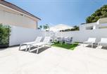 Location vacances  Alicante - Villa Coral, chic coastal design, saltwater pool - by Oyoostays-2