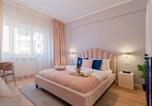 Location vacances  Eglise Stavropoleos - Designer 2-Bedroom Flat with Balcony & Full Amenities Steps from Piata Universitatii-1