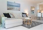 Location vacances  Granite Island - Luxury beachfront apartment at The Breeze - Free Wifi-3