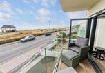 Location vacances Bournemouth - Rise and Shine - With a Balcony On the Seafront-1