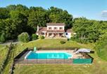 Location vacances Lanouaille - Maison spacieuse avec piscine privée, wifi et parking à Lanouaille - Fr-1-616-335-1