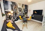 Location vacances  Chatsworth House - 6-Bed House with Free Parking, Amazing Kitchen, Sleeping 6-8-4