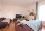 Location vacances Festival Escales Musicales - Appartement charmant avec balcon, près du lac et piscine, parking inclus - Fr-1-498-72-1