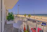 Location vacances  Province de Macerata - Beachfront with Ac & Private Parking by Hosthero-3
