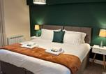 Location vacances Stroud - Orange Lilly in Stroud with Free Parking-3
