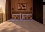 Location vacances Llanfihangel Ysgeifiog - Luxury Mirrored Cabin with Sauna & Plunge Pool-4