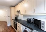 Location vacances  Gare de Swindon - Florey Court, Long Stays Disc, Sleeps 6 in 2 Bedrooms, Parking-4