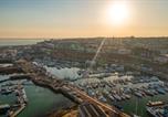 Location vacances Margate - Royal Harbour Retreat - Balcony, sea view property-4