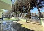 Location vacances  Province de Forlì-Césène - Rp01 - Cesenatico, ampio appartamento con giardino vicino al mare-1