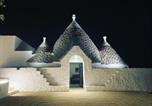 Location vacances Ceglie Messapica - Trulli au milieu d'un champ d'oliviers avec piscine-2