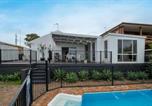 Location vacances Wollongong - Lagoon House Private Pool Pet friendly-2